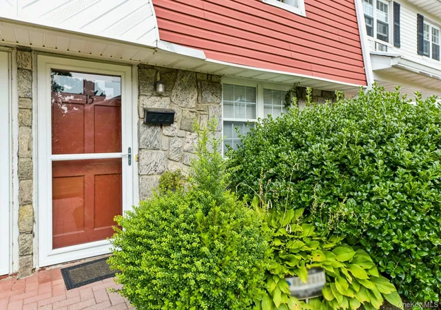 3rd image of 15 Springwood Dr, Babylon, NY 11703 | MLS# 1032270