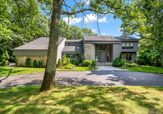 Photo 4 of Single family home for sale at 6 Fox Hunt Ct, Huntington, NY 11743 | MLS# 1032274 | Listing updated on 2026-07-30