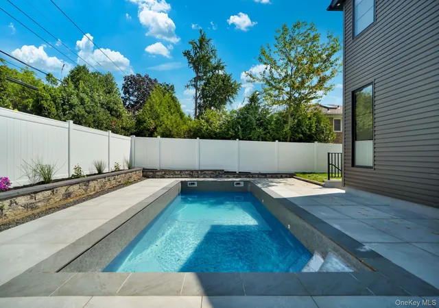 27th image of 1931 Stratford Dr, Hempstead, NY 11590 | MLS# 1032284
