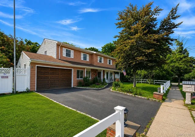 Photo 3 of Single family home for sale at 8 Singingwood Dr, Brookhaven, NY 11741 | MLS# 1032301 | Listing updated on 2026-09-05