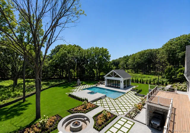 Photo 3 of Single family home for sale at 220 Beach Rd, Oyster Bay, NY 11771 | MLS# 1032317 | Listing updated on 2026-09-15