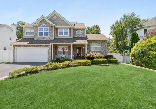 Photo 2 of Single family home for sale at 15 Scenicview Crescent, Brookhaven, NY 11949 | MLS# 1032340 | Listing updated on 2026-09-20