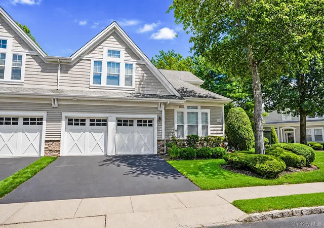 Photo 4 of Sale Pending at 14 Concerto Dr, Brookhaven, NY 11755 | MLS# 1032348 | Listing updated on 2026-08-31