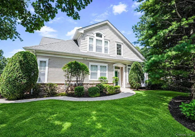 Photo 5 of Sale Pending at 14 Concerto Dr, Brookhaven, NY 11755 | MLS# 1032348 | Listing updated on 2026-08-31