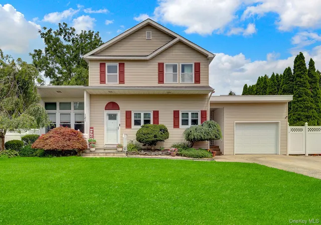 Photo 1 of Single family home for sale at 121 Wright Ave, Babylon, NY 11729 | MLS# 1032359 | Listing updated on 2026-10-07