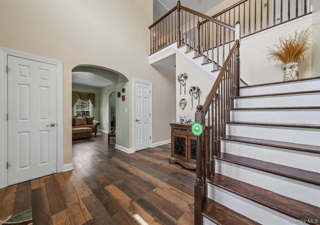 Photo 3 of Sale Pending at 7 Seaman Ct, Woodbury, NY 10930 | MLS# 1032361 | Listing updated on 2026-09-02