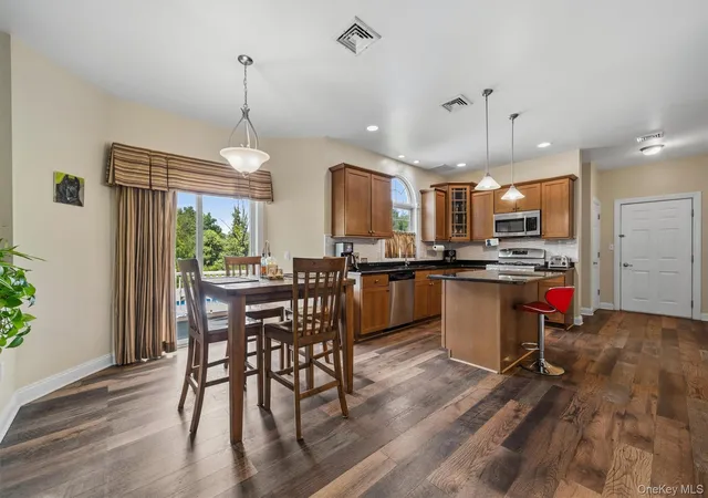 Photo 4 of Sale Pending at 7 Seaman Ct, Woodbury, NY 10930 | MLS# 1032361 | Listing updated on 2026-09-02