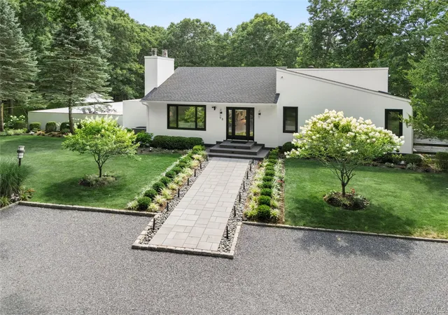Photo 3 of Single family home for sale at 98 Old Farm Rd, Southampton, NY 11962 | MLS# 1032391 | Listing updated on 2026-08-29