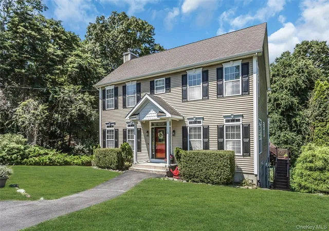 Photo 3 of Single family home for sale at 1025 Seawood Dr, Southold, NY 11971 | MLS# 1032396 | Listing updated on 2026-08-23