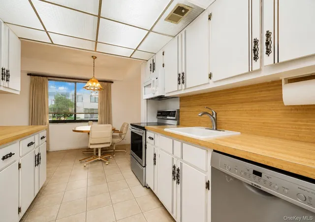 Listing Photo 4 - Condo for sale in building located at 10 Windham Loop, New York, NY 10314 - Unit #1B