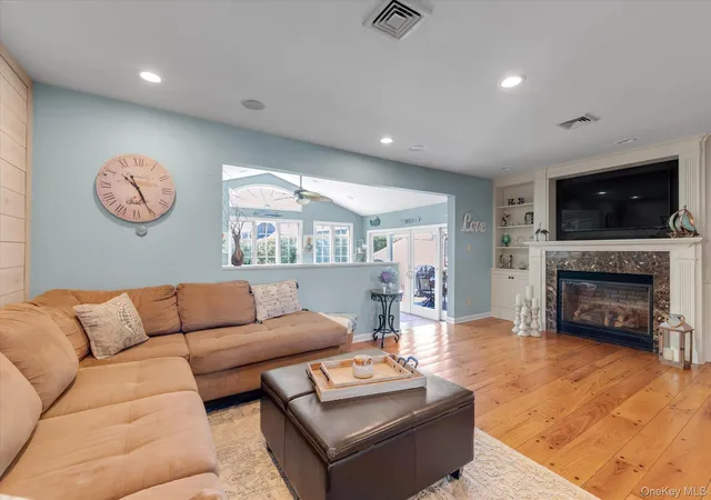 Photo 2 of Single family home for sale at 6 Montgomery Ln, Islip, NY 11706 | MLS# 1032442 | Listing updated on 2026-08-23