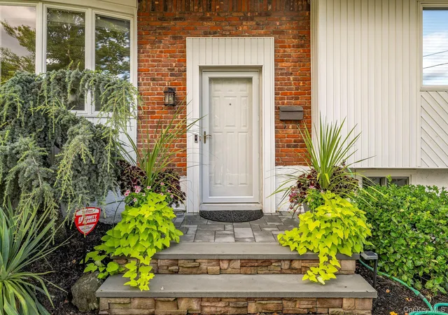 Photo 3 of Sale Pending at 1 Cortland Ave, Oyster Bay, NY 11753 | MLS# 1032453 | Listing updated on 2026-10-06