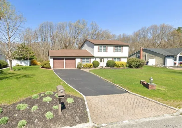 Photo 1 of Sale Pending at 15 Stonehurst Ln, Huntington, NY 11746 | MLS# 1032468 | Listing updated on 2026-08-19