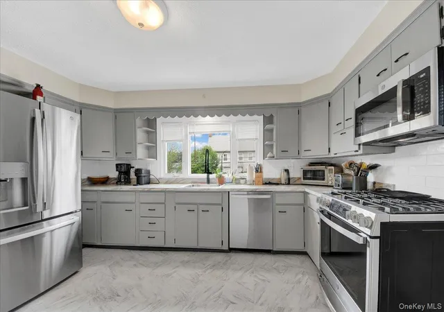Photo 4 of Sale Pending at 238 Van Cortlandt Park Ave, Yonkers, NY 10705 | MLS# 1032485 | Listing updated on 2026-08-13