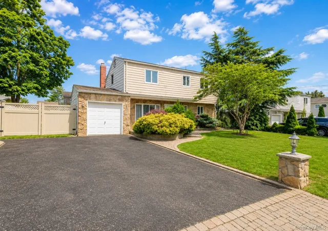 2nd image of 301 W 22nd St, Babylon, NY 11729 | MLS# 1032535
