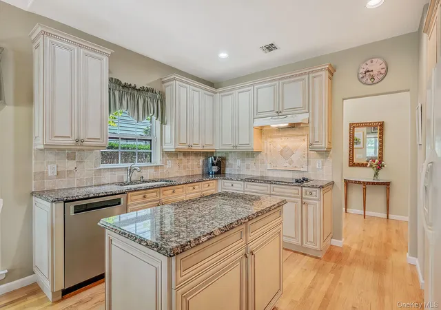 Listing Photo 4 - Condo for sale in building located at 163 Hamlet Dr, Brookhaven, NY 11766