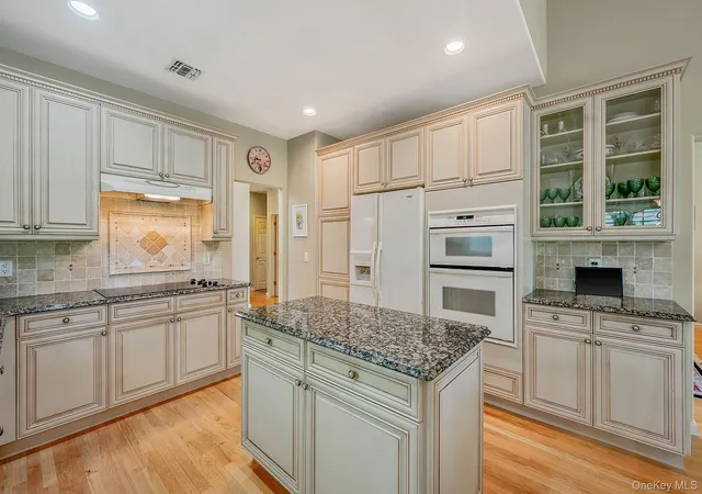 Listing Photo 5 - Condo for sale in building located at 163 Hamlet Dr, Brookhaven, NY 11766