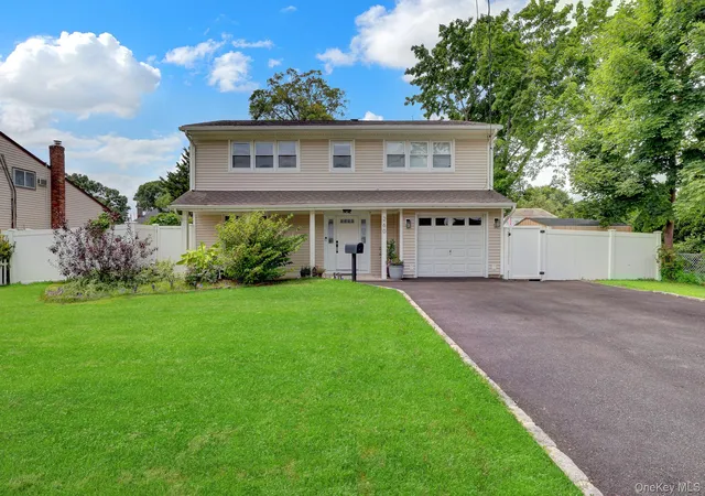Photo 3 of Sale Pending at 260 W 12th Street, Babylon, NY 11729 | MLS# 1032571 | Listing updated on 2026-10-08