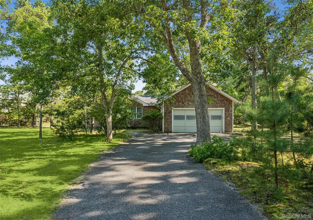 Photo 3 of Single family home for sale at 172 Bay Ave E, Southampton, NY 11946 | MLS# 1032587 | Listing updated on 2026-10-03