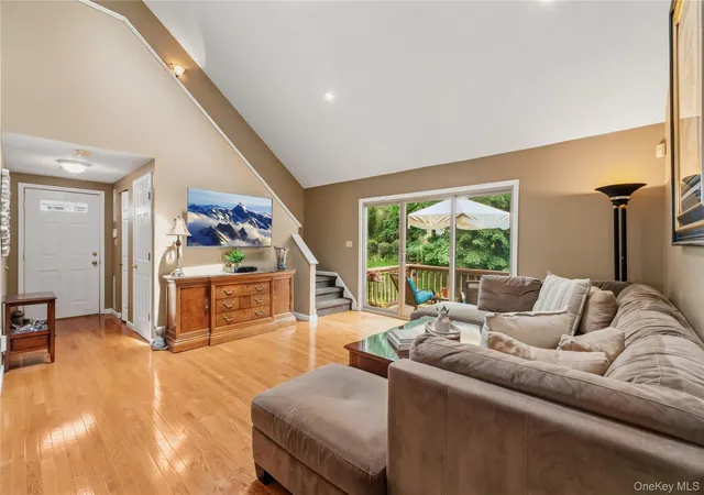 Photo 4 of Sale Pending at 4001 Hickory Ct, Peekskill, NY 10566 | MLS# 1032590 | Listing updated on 2026-09-22