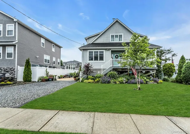 Photo 1 of Sale Pending at 10 Garfield Pl, Oyster Bay, NY 11758 | MLS# 1032625 | Listing updated on 2026-08-12