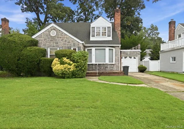 1st image of 8 Redwood Rd, North Hempstead, NY 11040 | MLS# 1032626