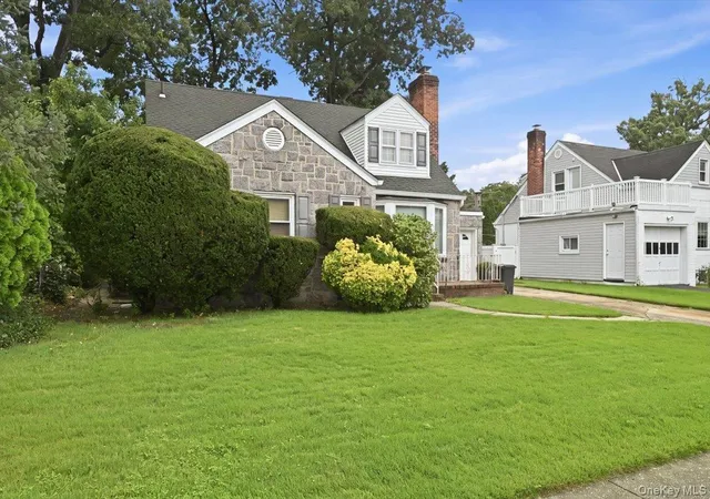 2nd image of 8 Redwood Rd, North Hempstead, NY 11040 | MLS# 1032626