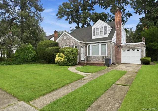 Photo 3 of Sale Pending at 8 Redwood Rd, North Hempstead, NY 11040 | MLS# 1032626 | Listing updated on 2026-08-07