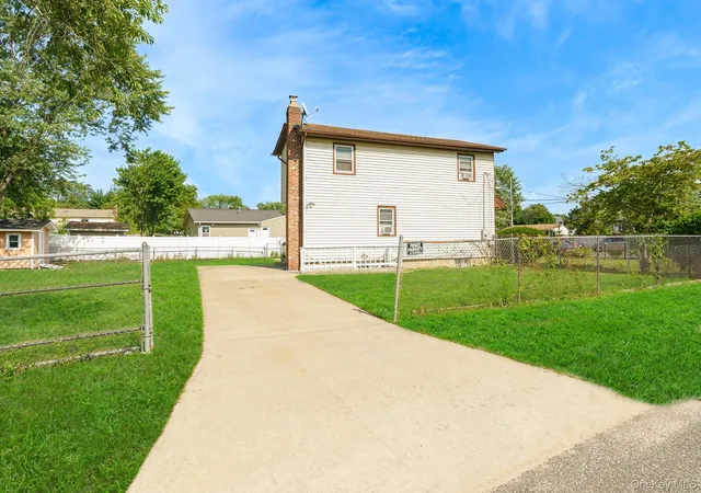 Photo 3 of Sale Pending at 9 Van Cedar St, Islip, NY 11717 | MLS# 1032697 | Listing updated on 2026-08-26