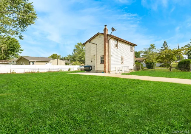 Photo 3 of Sale Pending at 9 Van Cedar St, Islip, NY 11717 | MLS# 1032697 | Listing updated on 2026-08-26
