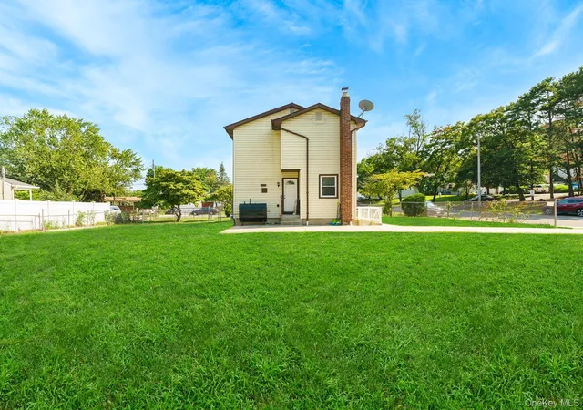 Photo 4 of Sale Pending at 9 Van Cedar St, Islip, NY 11717 | MLS# 1032697 | Listing updated on 2026-08-26