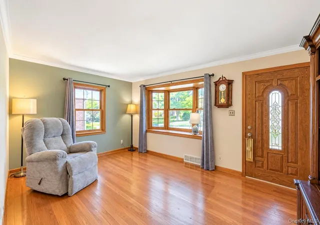 Photo 3 of Single family home for sale at 7 Edward Ave, Oyster Bay, NY 11801 | MLS# 1032704 | Listing updated on 2026-10-08