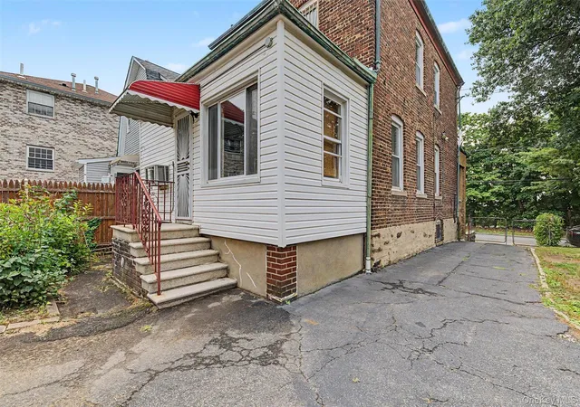 Photo 3 of Single family home for sale at 1085 Sackett Ave, New York, NY 10461 | MLS# 1032712 | Listing updated on 2026-09-13