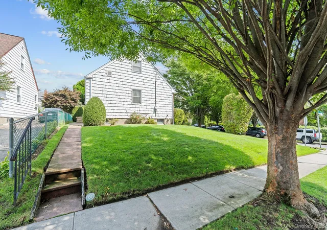 3rd image of 18 Lynton Rd, North Hempstead, NY 11507 | MLS# 1032744