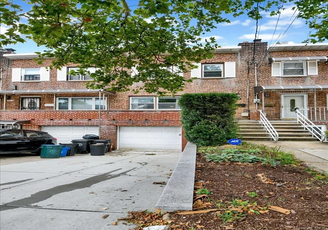 Photo 2 of Single family home for sale at 3015 Waterbury Ave, New York, NY 10461 | MLS# 1032754 | Listing updated on 2026-08-02