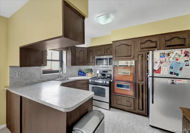Photo 4 of Single family home for sale at 3015 Waterbury Ave, New York, NY 10461 | MLS# 1032754 | Listing updated on 2026-09-30