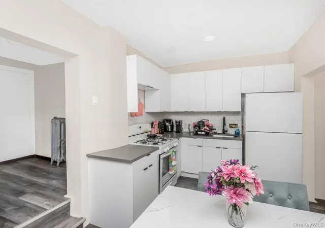 Listing Photo 4 - Condo for sale in building located at 865 E 215th St, New York, NY 10467