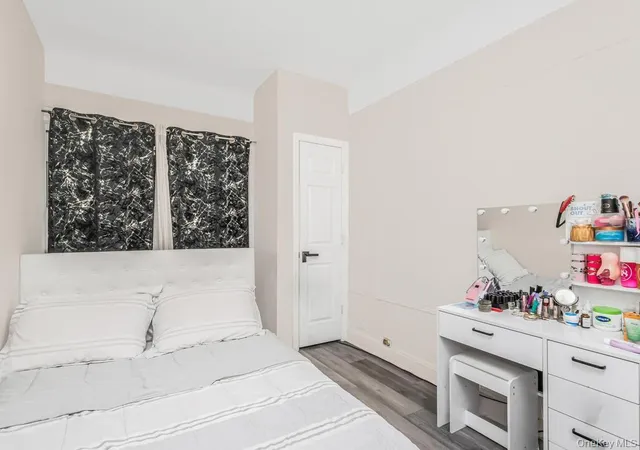 Listing Photo 5 - Condo for sale in building located at 865 E 215th St, New York, NY 10467