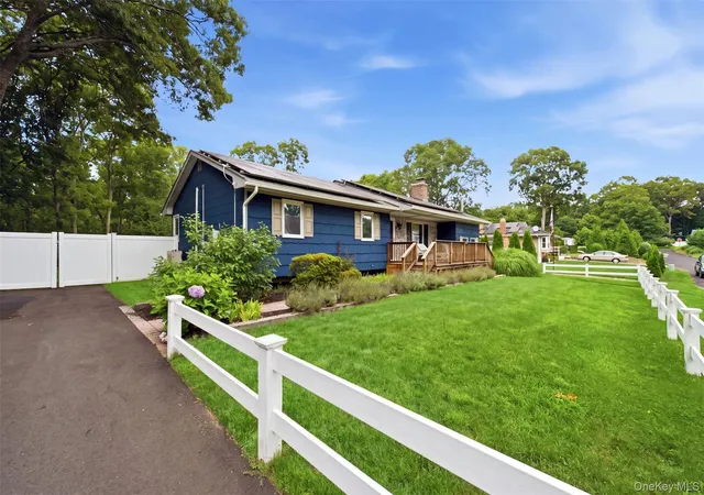 Photo 3 of Sale Pending at 7 Tupelo St, Brookhaven, NY 11949 | MLS# 1032825 | Listing updated on 2026-09-03