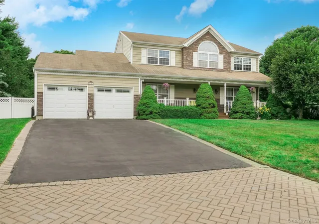 Photo 1 of Single family home for sale at 14 Southaven Dr, Brookhaven, NY 11719 | MLS# 1032898 | Listing updated on 2026-10-04