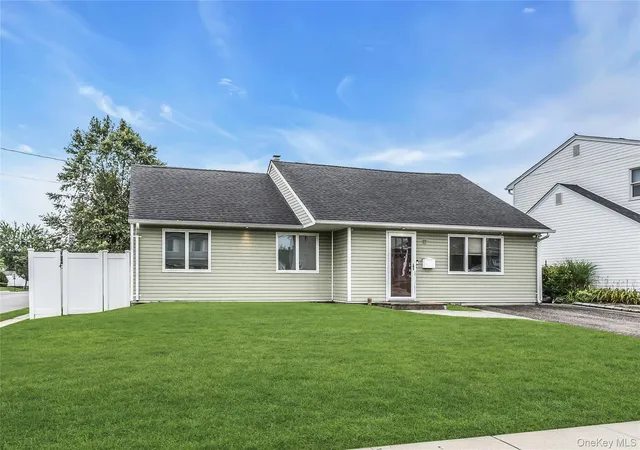 Photo 3 of Sale Pending at 17 Blanche St, Oyster Bay, NY 11803 | MLS# 1032910 | Listing updated on 2026-08-25