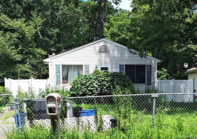 Photo 3 of Sale Pending at 83 Norfleet Ln, Brookhaven, NY 11727 | MLS# 1032985 | Listing updated on 2026-09-01