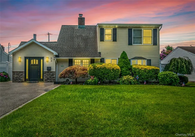 Photo 21 of Single family home for sale at 93 Duckpond Dr N, Hempstead, NY 11793 | MLS# 1033021 | Listing updated on 2026-10-04