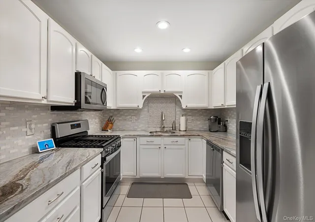 Listing Photo 4 - Condo for sale in building located at 1116 Savoy Dr, Huntington, NY 11747