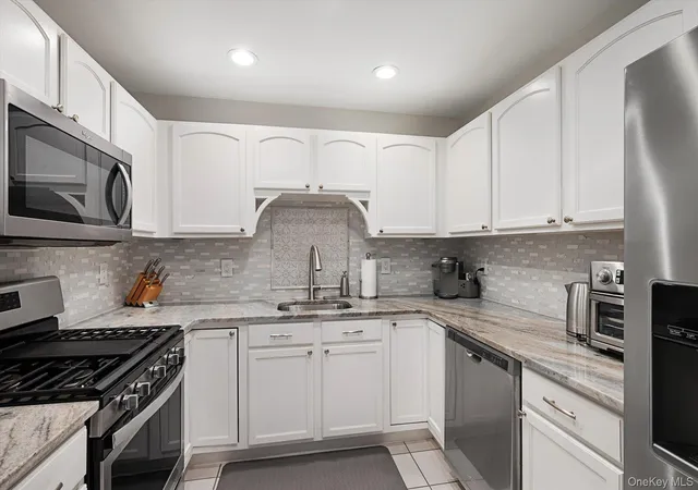 Listing Photo 5 - Condo for sale in building located at 1116 Savoy Dr, Huntington, NY 11747