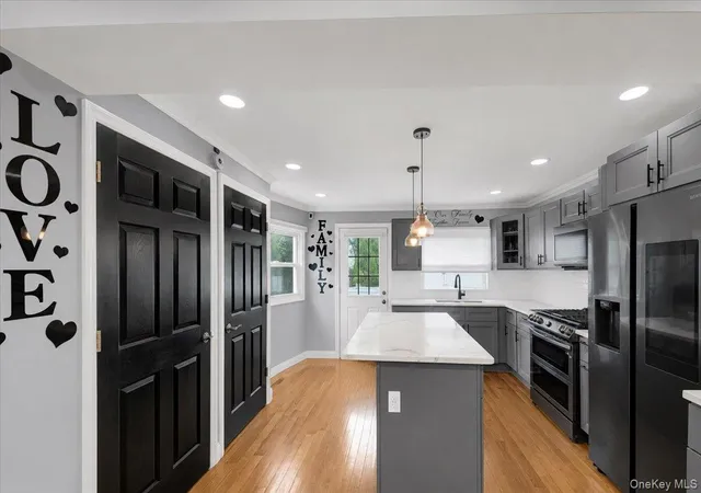 Photo 4 of Single family home for sale at 2565 Westervelt Ave, New York, NY 10469 | MLS# 1033098 | Listing updated on 2026-08-04