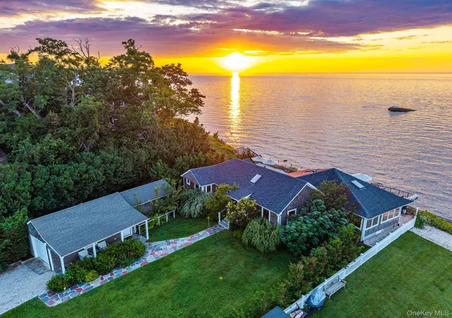 Photo 1 of Single family home for sale at 21515 Soundview Ave, Southold, NY 11971 | MLS# 1033102 | Listing updated on 2026-10-03