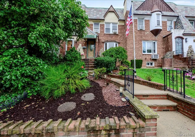 Photo 31 of Sale Pending at 390 Cochran Pl, Hempstead, NY 11581 | MLS# 1033146 | Listing updated on 2026-08-27