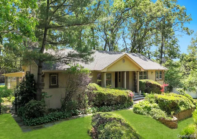 Photo 2 of Single family home for sale at 28 Penn Dr, Huntington, NY 11746 | MLS# 1033190 | Listing updated on 2026-10-05