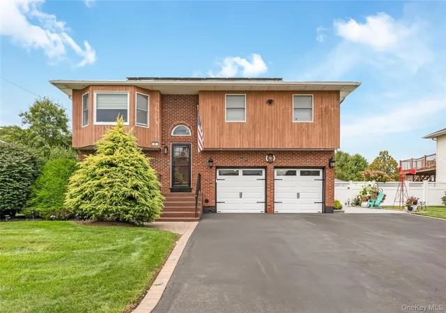 Photo 1 of Sale Pending at 17 E Lincoln Ave, Oyster Bay, NY 11758 | MLS# 1033212 | Listing updated on 2026-10-08